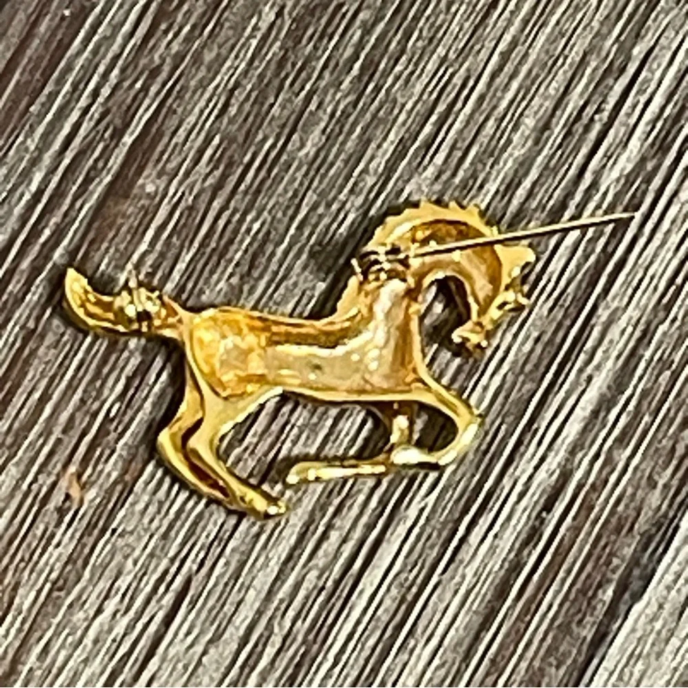 Horse Brooch Pin Equestrian Galloping Faux Diamond Embellished Gold Silver Toned